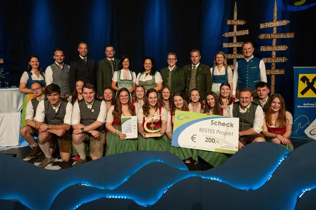 Die Landjugend Tarsdorf überzeugte mit ihrem Projekt „Hands up – Guck Mal, wer da spricht“ und holte sich den Landjugend Kreisel für das beste Projekt. | Foto: infilmity/Simon Knogler
