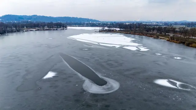 Die Linzer Badeseen sind zurzeit teilweise zugefroren – das Eis ist aber nicht dick genug zum Betreten. | Foto: Fotokerschi.at