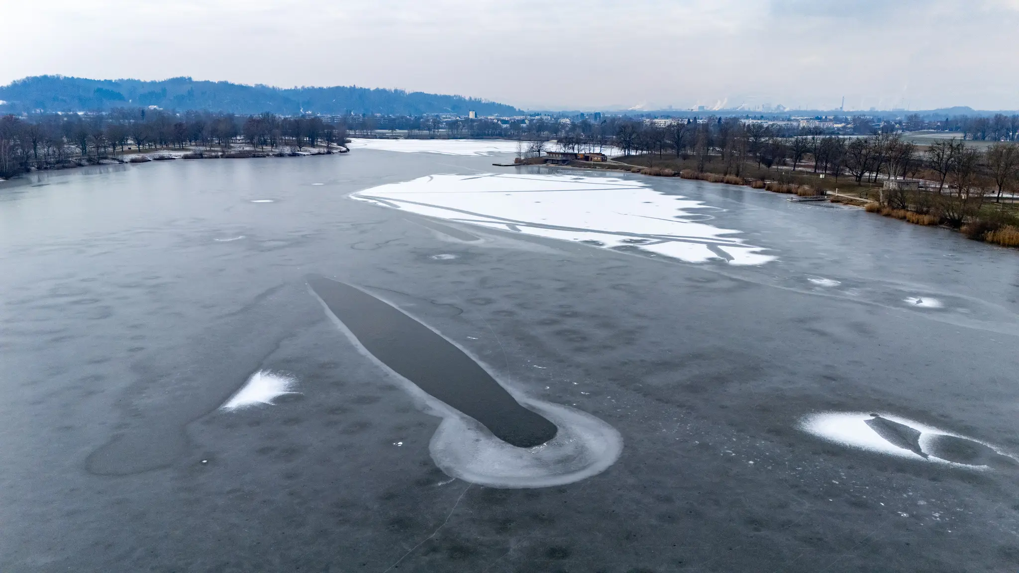 Linz AG warns: Stepping onto the ice on Linz's bathing lakes is ...