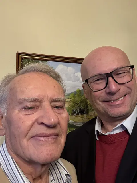 Jubilar Robert Rosner ist 85. Es gratulierte Bürgermeister Thomas Schwab. | Foto: Marktgemeinde Gramatneusiedl