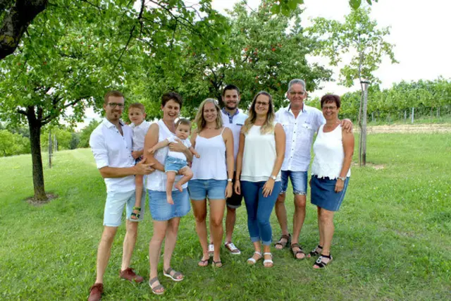 Die gesamte Familie ist in unterschiedliche Arbeitsbereiche eingebunden. | Foto: Zeindler