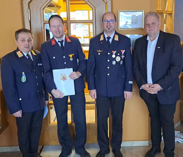 25 Jahre Mitgliedschaft Johannes Hecher mit BGM TReffner, BFK Puggl und Kdt Dionisio | Foto: FF St.Martin/Feldkirchen