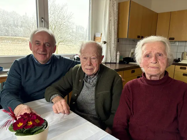 Josef Schöppl mit Ferdinand Baier, 91 Jahre alt, und seiner Ehefrau Theresia, 89 Jahre alt. 