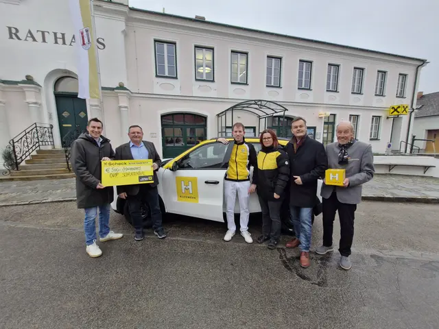 Bei der Scheckübergabe Bürgermeister Stefan Schmid, Vorsitzender Manfred Marihart, Mitarbeiter Stefan Englbrecht, Pflegemanagerin Ludmila Simotova, Vizebürgermeister Johann Divotgey, Ehrenvorsitzender Reinhold Griebler. (v. l.) | Foto: ÖVP Schrattenthal