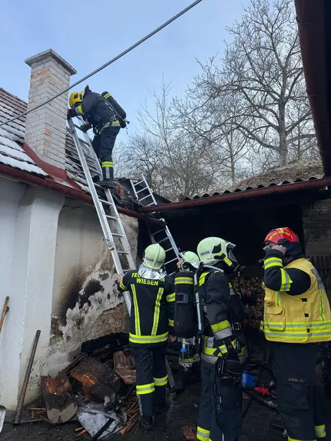 Insgesamt kämpften 109 Feuerwehrleute gegen den Dachstuhlbrand. | Foto: Feuerwehr Wiesen
