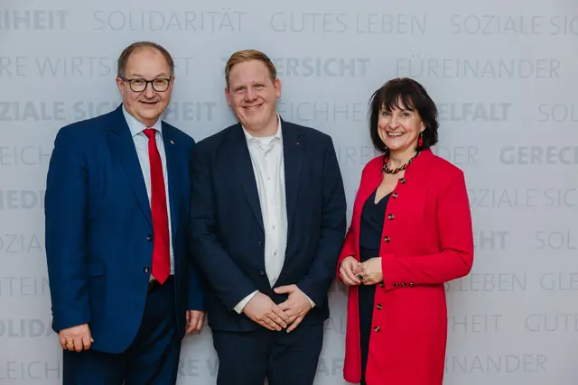 Landesrat Martin Winkler mit Klaus Schöngruber und Renate Heitz beim Neujahrstreffen der SPÖ Asnfelden im ABC. | Foto: MecGreenie
