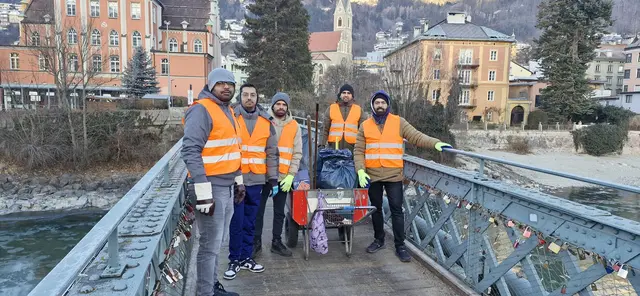 Fünf Ehrenamtliche sammelten die Müll-Spuren der Silvesternacht auf.  | Foto: Ahmadiyya Muslim Jamaat Österreich