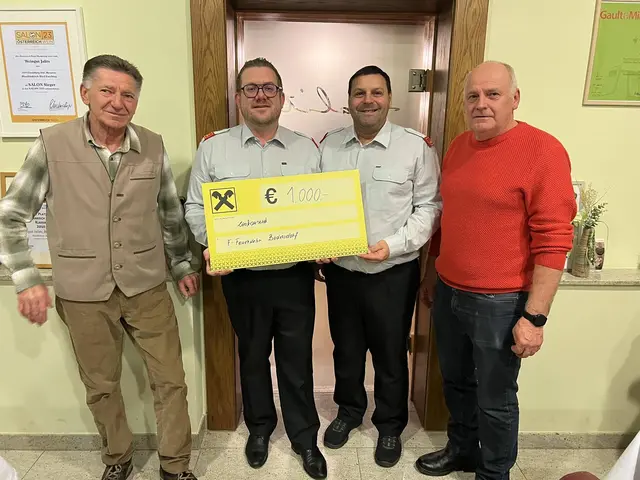 1.000 Euro für die Feuerwehr vom Theaterverein: Obmann Ehrenfried Müllner, Kommandant HBI Philipp Magdits, Kommandant-Stellvertreter OBI Thomas Schneider, Willi Laczko  | Foto: Feuerwehr Badersdorf
