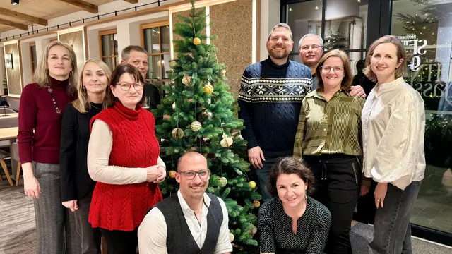 Mitglieder des Vereins BLOP! bei der Weihnachtsfeier 2025 in Oberpullendorf: Rückblick auf das Jubiläumsjahr und Ausblick auf neue Projekte zur Bürger:innenbeteiligung und Stadtentwicklung. | Foto: BLOP! 