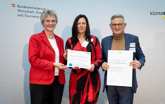 Bernhard und Daniela Stranzl (M.) mit dem Zertifikat | Foto: Peter Griesser 