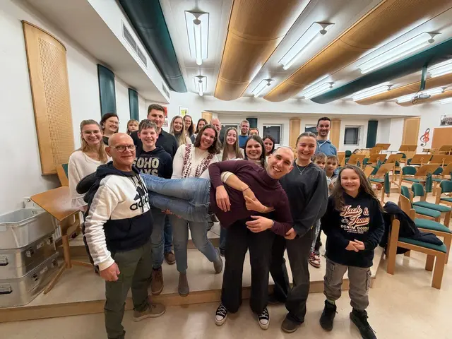 Thomas Kirbisser hat seinen Taktstock abgegeben und die Musikkapelle lässt ihn noch einmal hochleben.  | Foto: Stadtkapelle Bad Radkersburg