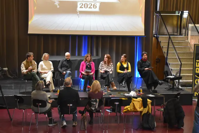 Stadttheater-Obfrau Hildegard Reitberger präsentierte in Kufstein mit den Regisseurinnen und Regisseuren das neue Programm für 2026.  | Foto: Barbara Fluckinger