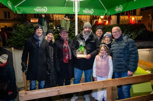 Den Hauptgewinn bei der Präsenzverlosung in der Fußgängerzone holte sich David Weiß aus Kindberg. Im Bild mit Vertreterinnen und Vertretern der Werbegemeinschaft und der Stadtgemeinde Kindberg, Notar Johannes Weissenbacher sowie Glücksengel Elina. | Foto: Fototeam Puntigam