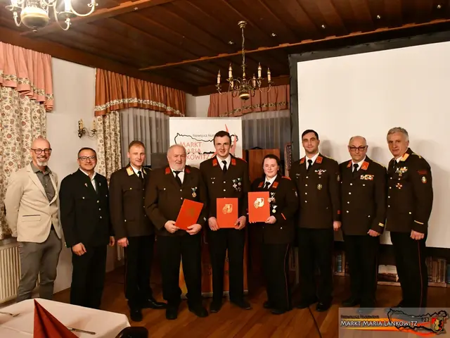 Die Ehrengäste mit den drei Ausgezeichneten Johann Jandl, Stefan Scheiber und Sarah Hausegger | Foto: FF Maria Lankowitz