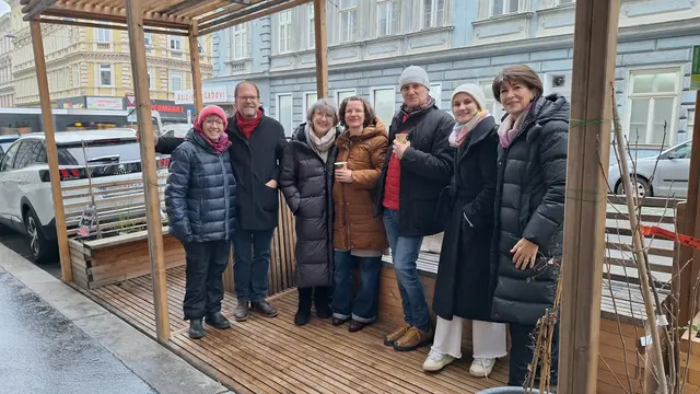 Die Projektgruppe "Grau wird grün" setzte sich im Rahmen des Grätzllabors (Lokale Agenda) zusammen mit der Bezirksvorstehung Rudolfsheim-Fünfhaus für die Errichtung eines Parklets in der Preysinggasse ein.  | Foto: BV15