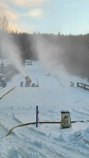 Natürlich wird dank der tiefen Temperaturen weiter beschneit, die Semesterferien sind schon gesichert. | Foto: Gruber