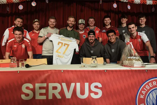 Kaiserbayern Tirol - Erinnerungsfoto mit Konrad Laimer - mit dem SV Niederndorf. | Foto: Schwaighofer