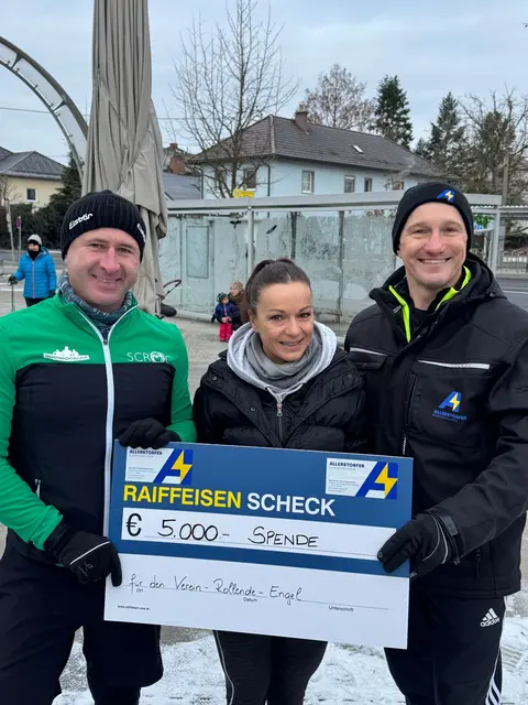 Bürgermeister David Allerstorfer, Yvonne Loibl (Gesunde Gemeinde) und Geschäftsführer Daniel Allerstorfer (von links).  | Foto: Maria Peherstorfer/Allerstorfer Elektroanlagen