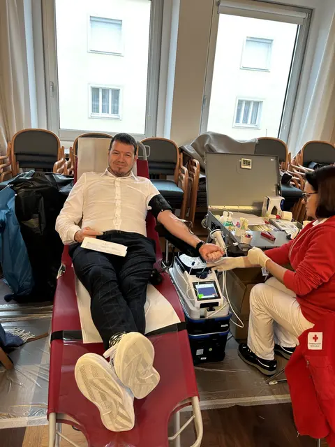 Filialleiter Martin Haas und Sanitäterin Anna Kapral. | Foto: Wiener Neustädter Sparkasse  