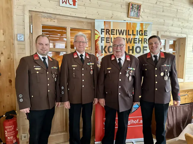 HBI Cristian Kandlbauer und OBI Bernhard Häusler gratulieren Walter Nistelberger und Peter Holzer zu ihrer Auszeichnung