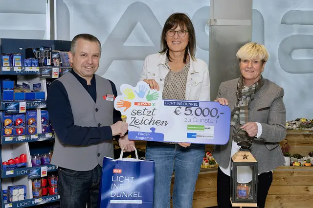 Der Spar-Marktleiter Zdenko Klambauer (l.) bei der Spendenübergabe an Angelika Spirk, Bereichsleiterin für die Begleitenden Dienste von "rwsanderskompetent", gemeinsam mit Barbara Moser, Leiterin Werbung &amp; Information der Spar-Zentrale Wörgl.  
 | Foto: Spar