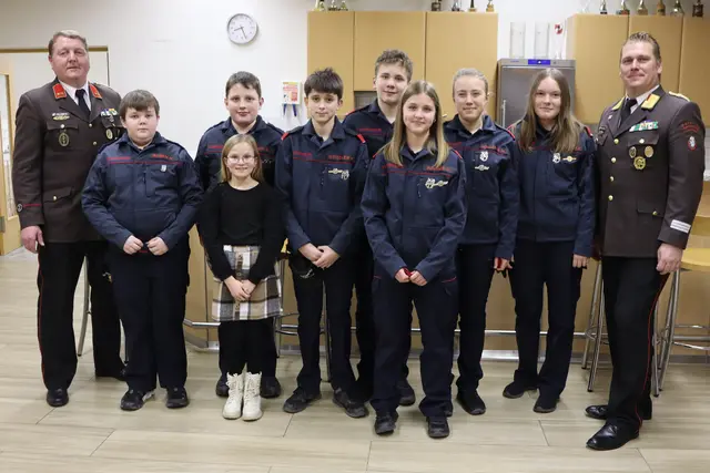 Johanna Latzka (ohne Uniform) ist die Jüngste im Kreis der Jungfeuerwehrleute