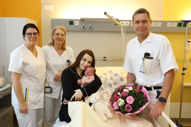 v.l.n.r. Stationsleitung Martina Plescher, Hebamme Alexandra List, Baby Mina mit Mama
Andela Stosic, Abteilungsvorstand Andreas Brunner. | Foto: NÖ LGA – Landesklinikum Baden-Mödling