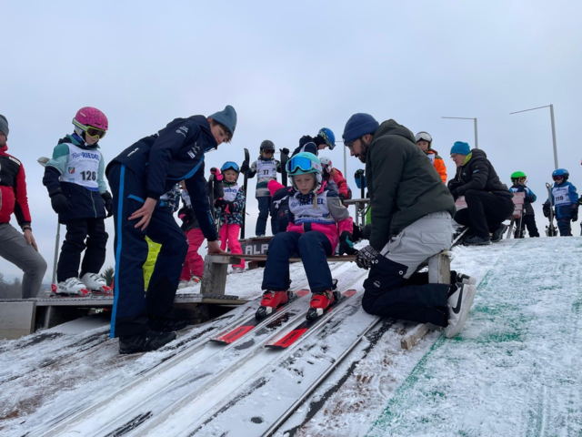 Die mutigen Teilnehmer bewiesen ihr Können auf bis zu sechs Meter hohen Schanzen.  | Foto: Michael Grubinger, Ski Austria