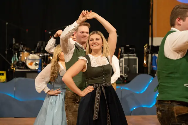 Getanzt wurde bei der langen Nacht der Landjugend nicht nur bei der Eröffnung, sondern unter der Musik von den Unbrassbaren auch die restliche Ballnacht. | Foto: infilmity/Simon Knogler