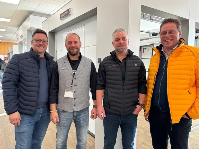 Die zahlreichen Besucher nutzten die Gelegenheit, sich in Starrein über aktuelle Entwicklungen, innovative Produkte und bewährte Technik zu informieren. | Foto: Manuela Danzinger