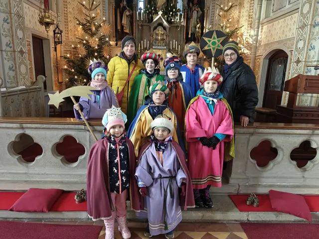 In Stockern waren Lisa Nendwich, Johanna Maier, Tina Kubicek, Lennard Maier, Leni Maria Schwarzinger, Ulli Fraberger, Matteo Schwarzinger, Tobias Nendwich, Timo Spitaler und Gertraude Hametner als Sternsinger unterwegs. | Foto: Andreas Kubicek