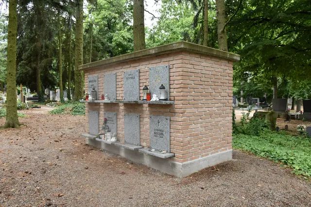 Urnenwand am Friedhof Hollabrunn. | Foto: Alexandra Goll