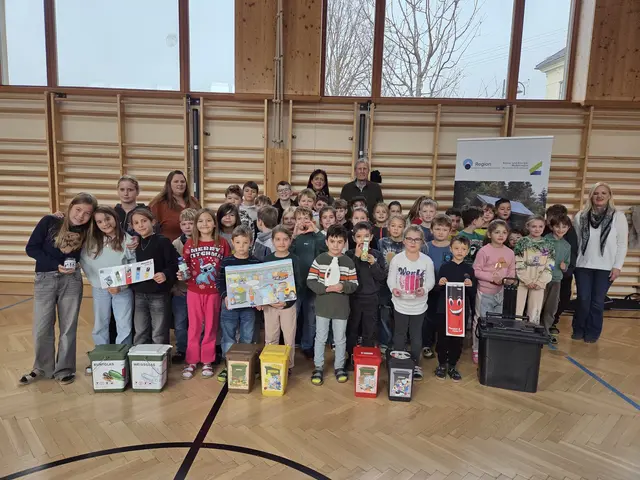 Im Beisein von Bürgermeister Wilfried Pichler und KEM-Managerin Birgit Marwieser lernten alle Schulklassen der VS Sachsenburg, wie Abfälle richtig getrennt und recycelt werden. | Foto: AWV Spittal/KEM