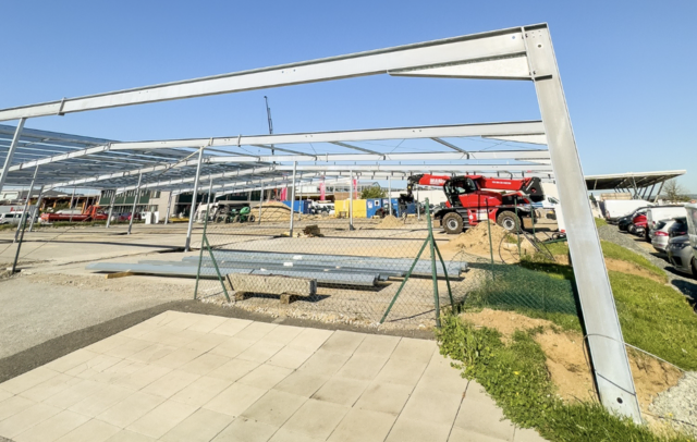 Gemeinsam mit der W.E.B. Energy AG wurde ein leistungsstarkes Photovoltaik-Carport realisiert. | Foto: Autohaus Lehr GmbH