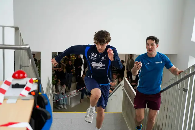 Schüler:innen und Lehrkräfte der HAK und HAS Steyr zeigten beim traditionellen Stiegenhauslauf sportlichen Einsatz für den guten Zweck. | Foto: HAK/HAS