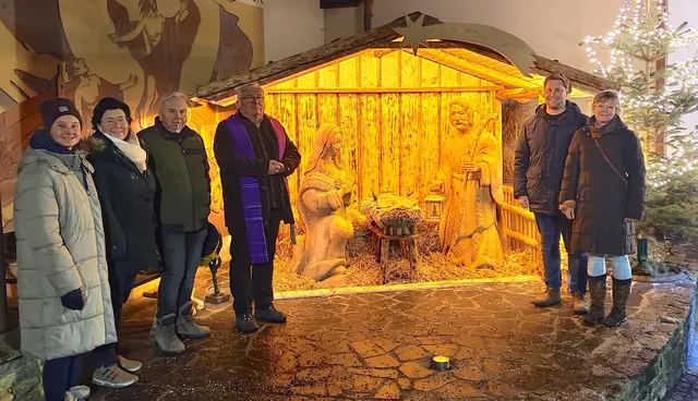 Pfarrer Roman Miesebner segnet die neue Dorfkrippe. Das kunstvolle Werk steht als Zeichen für Gemeinschaft, Frieden und gelebte Tradition. | Foto: Gemeinde Miesenbach