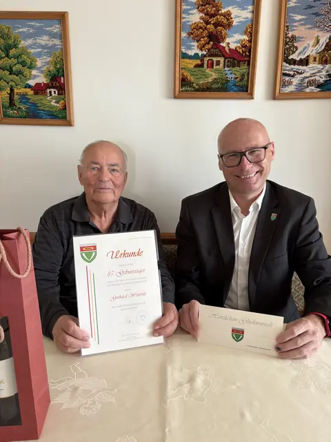 Jubilar Gerhard Weintritt 85 mit Bgm Thomas Schwab als Gratulant. | Foto: Marktgemeinde Gramatneusiedl