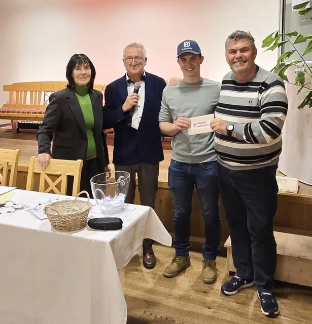 Sponsor Georg Mattersdorfer, Gewinner Maximilian Haberl, Obmann Gerhard Stary und Kassierin Pauline Isopp | Foto: Privat