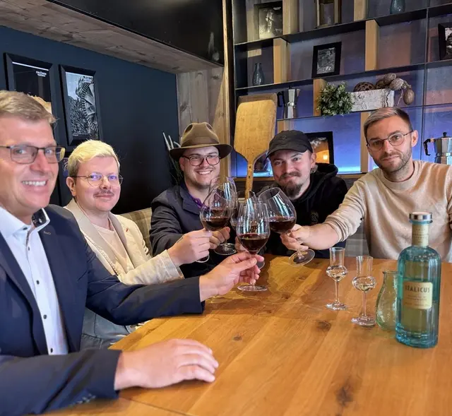 Unterstützer Manfred Hinterdorfer mit den vier neuen Lokal-Betreibern Mario Hofer, Maximilian Köck, Daniel Hofer und Jonathan Nösterer. | Foto: Julia Köck