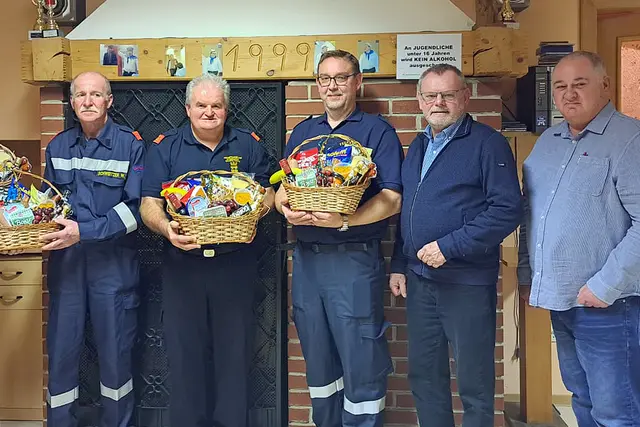 Wolfgang Scheitzer, Franz Piffl und Robert Zeindl gemeinsam mit Bürgermeister Hermann Wistrcil und Vizebürgermeister Werner Kronsteiner (v.l.) | Foto: FF Diemschlag