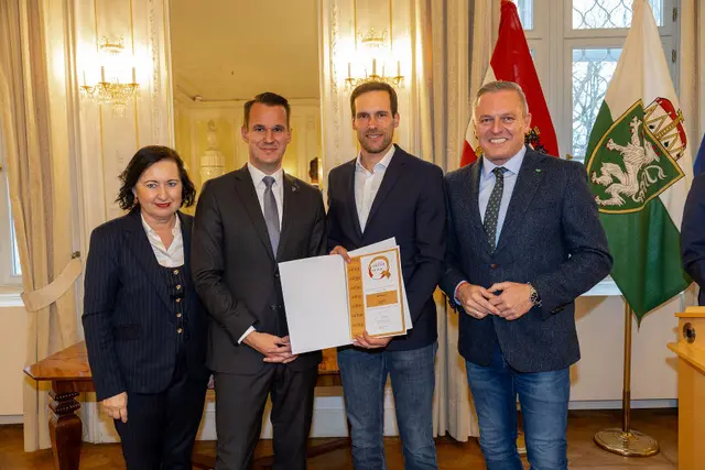 Das Gütesiegel wurde dem Sportkoordinator des BORG Murau, Markus Moder, überreicht. Die Übergabe erfolgte durch Landeshauptmann Mario Kunasek, Bildungslandesrat Stefan Hermann und Bildungsdirektorin Elisabeth Meixner. | Foto: BORG Murau
