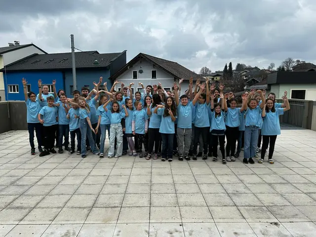 Schüler:innen der digiTNMS Frankenmarkt in ihren Schulshirts.  | Foto: digiTNMS Frankenmarkt