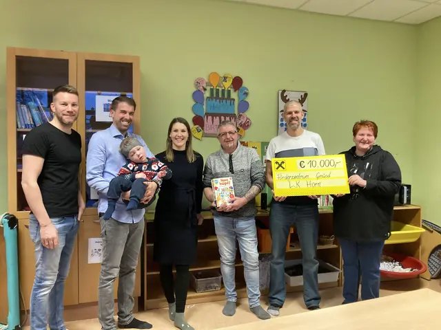 Florian Schwarzinger (Stv. Vorsitzender Betriebsrat LK Horn), Andreas, Alexander und Regina Jäger, PA Martin Nendwich und DGKP Stefan Reiterer (beide Mitarbeiter LK Horn Intensivstation) und Helga Altrichter (Zentrumsleitung Förderzentrum). | Foto: LK Horn
