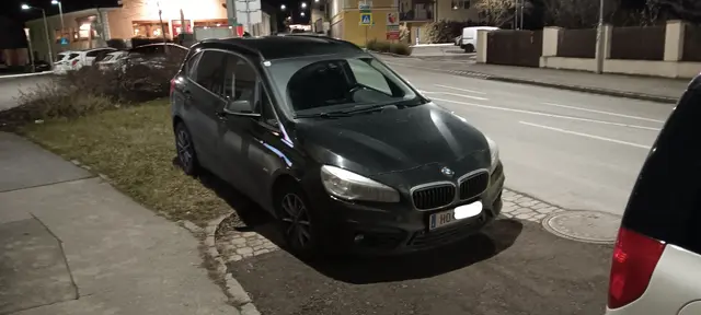 Der Besitzer des Autos mit Horner Kennzeichen hat offenbar eine neue Definition von „praktisch parken“ erfunden. | Foto: Lese-Reporter Markus Dangl