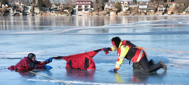 (Archivbild) Am Steinbrunner See hielt die Wasserrettung Einsatzstelle Pöttsching auch eine Übung ab, um sich auf den Winter und Eiseinbrüche vorzubereiten.  | Foto: ÖWR