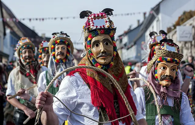 Zahlreiche Fasnachtstermine erwarten uns auch 2026 in der Landeshauptstadt. Auf dem Bild: Die Amraser Matschgerer | Foto: ©Amraser Matschgerer