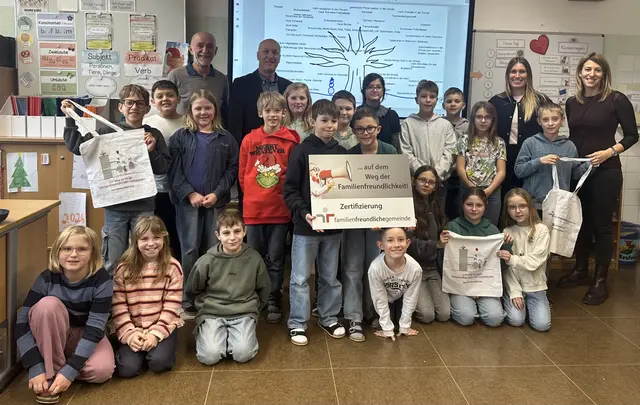 Die 4. Klassen mit Bürgermeister Josef Schaden, OSR Dir. Bernhard Bachofner, Klassenlehrerin und Projektleiterin Margit Hipp-Schnabl. | Foto: Marktgemeinde Schweiggers