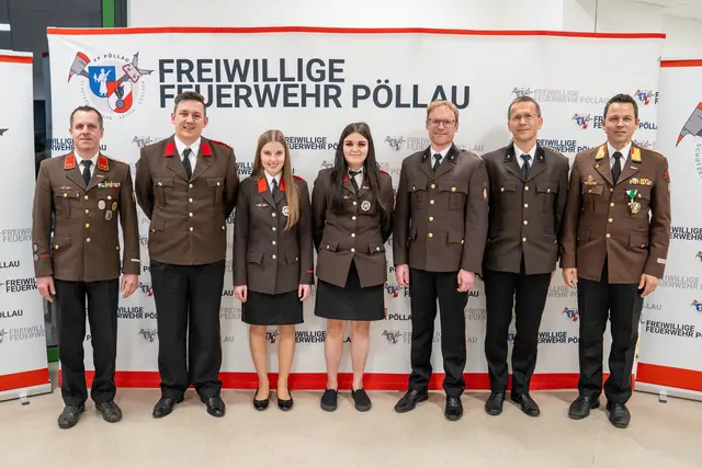 ABI Stefan Prinz (r.) und OBI Anton Kimmelmann (l.) hießen Sebastian SchlagbauerJuliane Narnhofer und Isabella Terler im Aktivstand und Peter Koch sowie Christian Picher als neue Feuerwehrärzte willkommen (v. l. n. r.) | Foto: FF Pöllau