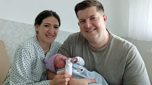 Neujahrsbaby Simon mit seinen Eltern Elisabeta und Flavius Dragos. | Foto: Krankenhaus Braunau