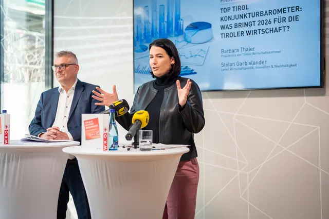 WK-Tirol-Präsidentin Barbara Thaler und Stefan Garbislander, Leiter Wirtschaftspolitik, Innovation und Nachhaltigkeit in der WK Tirol, präsentieren die Konjunkturaussichten für 2026. | Foto: WK Tirol/Fettinger